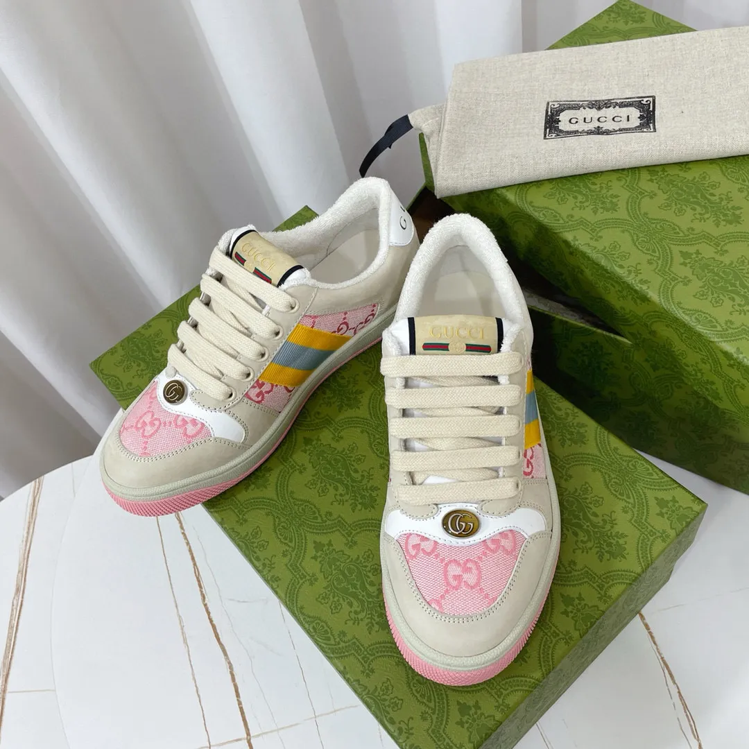 Ex-factory price: 540💰 GUCCI Gucci's newly upgraded back cover lining, top-notch old dirty shoes, classic casual sports shoes for couples, retro sneakers and old G family dirty shoes, updated at the counter simultaneously! ①The shoe upper has the same water-based edge coating process as the original version⚠️The ordinary oil edges on the market have a strong glue feel and are easy to fall off! Grade A first-layer nubuck leather (with pores)/matching computer embroidered double G cloth, high-density terry velvet lining. ② A PVC transparent small round mark sealing line is added to the details of the midsole. The mold is opened six times and the jewelry craftsmanship is used to customize the two-color double G buckle, striving to be the same as the original version. A pair of buttons is more than three times more expensive than ordinary buckles on the market. ③An old two-color washable label, the chip is placed on the outer waist of the right foot, the entire shoe is completely hollowed out with rubber technology, TUP material (rubber to distinguish the market) with the latest green packaging from the counter, 3D printed handbag, and a pair of shoelaces. There is no pressure when entering and exiting the counter. You can buy a 1:1 accurate replica of the original version and modify and upgrade it repeatedly. The details are perfectly restored, the materials are all customized, and they are truly top-notch. Please look at the details clearly to identify the quality. Upper: First-layer frosted cowhide/embroidered double G cloth. Lining: original high-density velvet lining. Foot pads: original pearlescent sheepskin. Outsole: private molded vacuum TPU material. Packaging: original top-grade full set packaging at the counter. Shoe size: women's size 35-40, men's size 39-44 (men's size 38, 45🉑️customized, non-returnable)